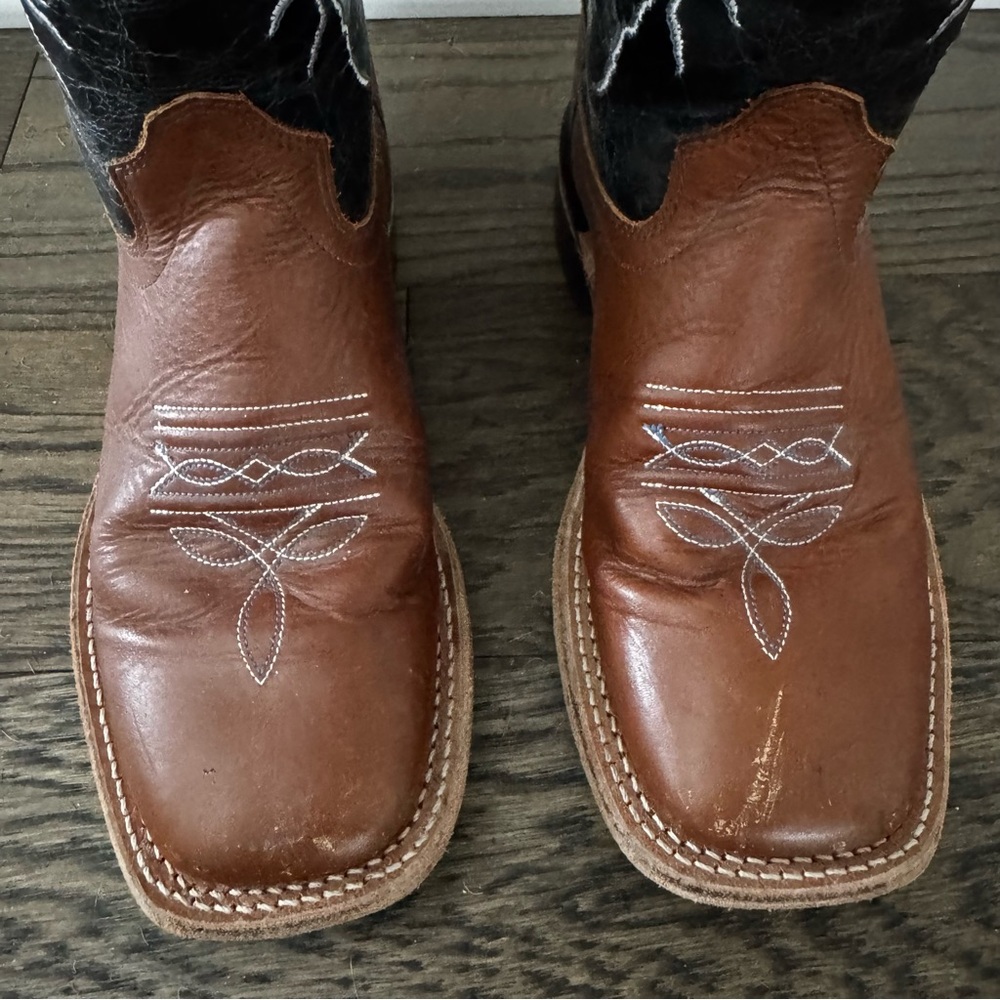 CODY JAMES YOUTH LIGHTENING WESTERN BOOTS
 Size 5 - Picture 4 of 13